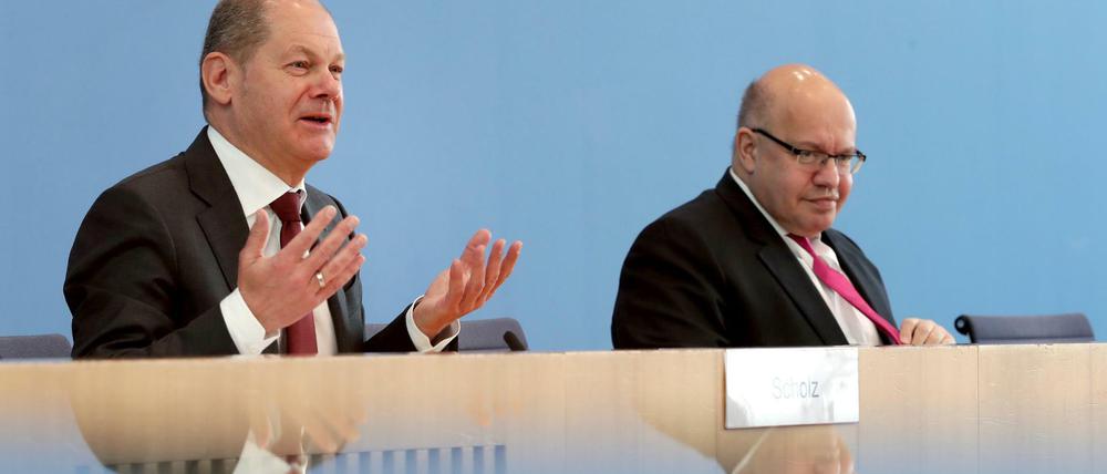 Bundesfinanzminister Olaf Scholz (SPD, l) und Bundeswirtschaftsminister Peter Altmaier (CDU) erläutern das neue Hilfspaket.
