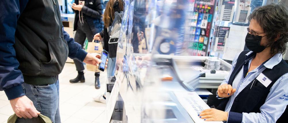 In Supermärkten und Drogeriemärkten sind derzeit Plexiglasscheiben und andere Vorrichtungen als "Spuckschutz" an den Kassen installiert.