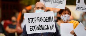 Krise in Spanien: «Stoppt die Wirtschaftspandemie sofort!», steht auf dem Plakat eines Demonstranten in Madrid. 
