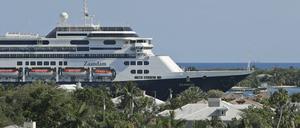 Nach einer Irrfahrt legt das Kreuzfahrtschiff „Zaandam“ Anfang April im Hafen von Fort Lauderdale an.