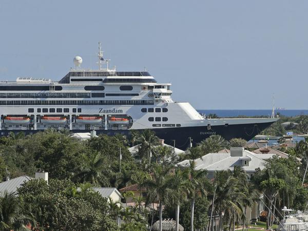 Nach einer Irrfahrt legt das Kreuzfahrtschiff „Zaandam“ Anfang April im Hafen von Fort Lauderdale an.