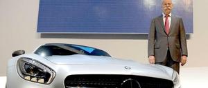 Sportlich unterwegs. Dieter Zetsche mit neben einem Mercedes-AMG GT Sportwagen.
