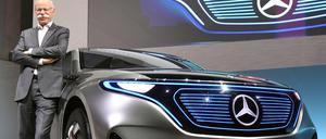 Hohe Investitionen in die Elektromobilität. Daimler-Chef Dieter Zetsche am Donnerstag mit dem elektrischen Concept-Car EQ von Mercedes.