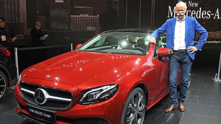 Dieter Zetsche, Vorstandsvorsitzender der Daimler AG und Leiter von Mercedes-Benz Cars, präsentiert bei der North American International Auto Show (NAIAS) in Detroit (Michigan) am ersten Pressetag das neue Mercedes-Benz E-Klasse Coupe. 