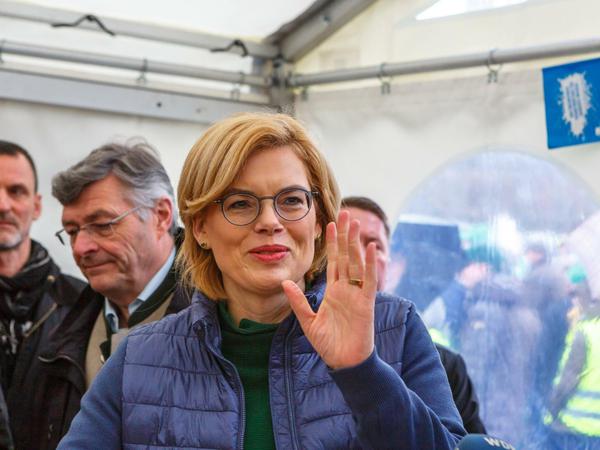 Keine leichte Aufgabe: Bundesagrarministerin Julia Klöckner muss eine Einigung mit ihrer Kabinettskollegin Svenja Schulze finden, will es sich aber auch nicht mit den Bauern verderben. 
