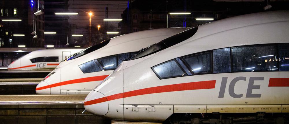 Züge vom Typ ICE stehen am Hauptbahnhof in München.
