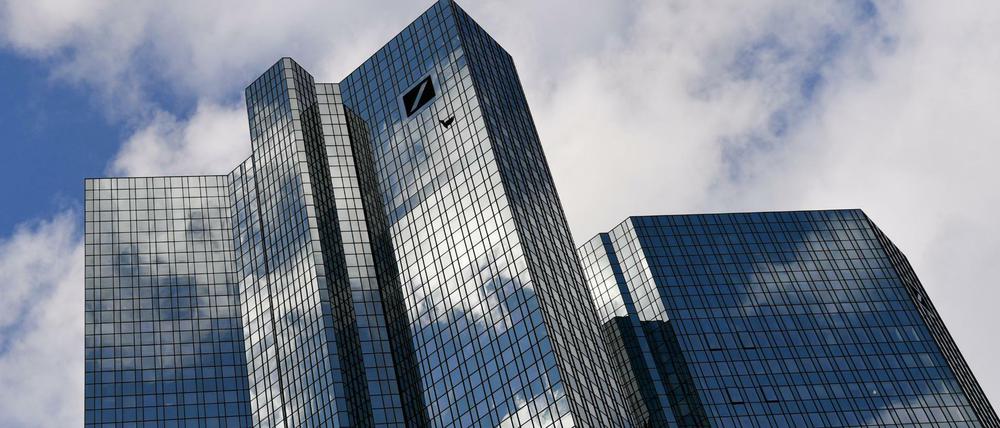 Die Deutsche Bank korrigiert ihren Verlust nach oben.
