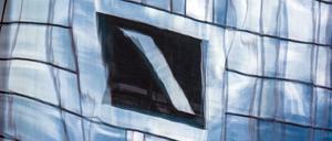 Schlingernder Kurs: Die Zentrale der Deutschen Bank spiegelt sich in einer Glasfassade.