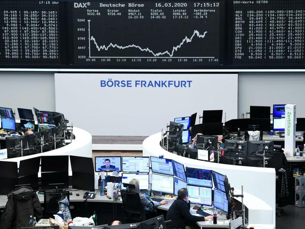 Die große Tafel im Handelssaal der Börse Frankfurt zeigt den Dax.