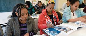 Flüchtlinge aus Syrien, Eritrea, Iran und Irak nehmen an einem Deutschkurs teil. 