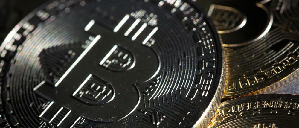 Bitcoin-Münzen liegen auf einem Tisch.