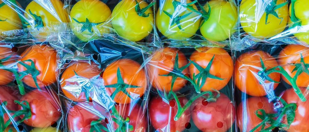Abgepackte Tomaten im Supermarkt