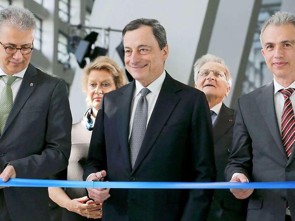 EZB-Chef Mario Draghi bei der Eröffnung der neuen EZB-Zentrale in Frankfurt am Main. An seiner Seite: der hessische Wirtschaftsminister Tarek Al-Wazir (l.) und der FrankfurterOberbürgermeister Peter Feldmann (r.)