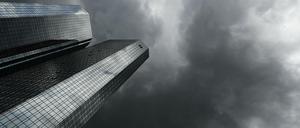 Dunkle Wolken ziehen über der Zentrale der Deutschen Bank vorbei. 