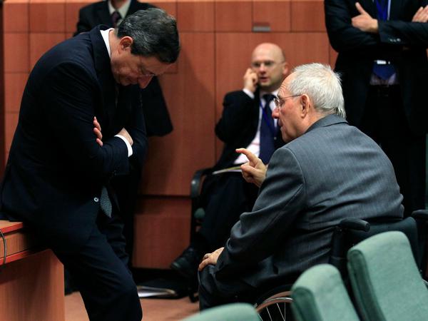 Der damalige Bundesfinanzminister Wolfgang Schäuble (r.) ist kein Freund der Geldpolitik von Mario Draghi. Hier ein Bild aus dem Jahr 2016.