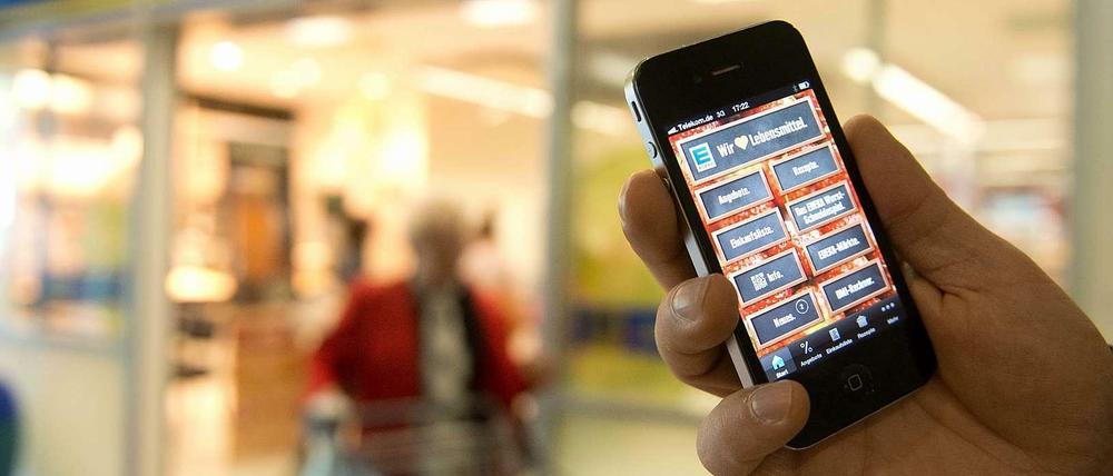 Mit dem Smartphone in den Supermarkt. Die App bei Edeka wird um eine Bezahlfunktion erweitert.