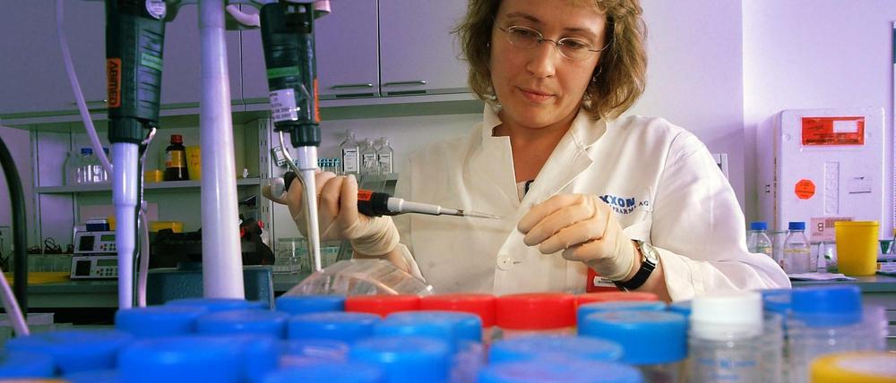 Eine Laborassistentin der Berliner Biotech-Firma Noxxon Pharma AG bei der Arbeit. 