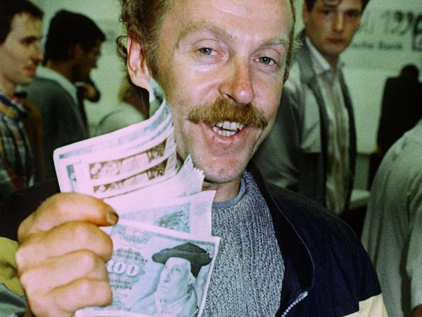 Kohlefahrer Hans-Joachim Corsalli ist der als erste DDR-Bürger, der in Ost-Berlin die West-Währung ausgezahlt bekommt.