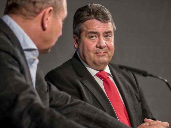 Bundeswirtschaftsminister Sigmar Gabriel (SPD, r) trat am Montag gemeinsam mit Verdi-Chef Frank Bsirske vor die Presse. Und nahm den "Dank aus vollem Herzen" des Gewerkschafters gern an.