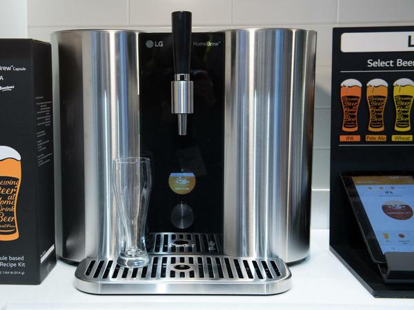 Bier-Kapseln statt Kaffee-Kapseln: Der Bierbrau-Automat LG Homebrew. Trotzdem muss der Durstige zwei Wochen auf den ersten Schluck warten.