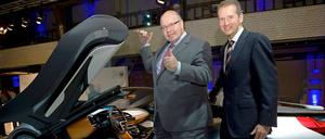Gesehen und für gut befunden. Umweltminister Peter Altmaier mit BMW-Entwicklungsvorstand Herbert Diess vor dem BMW i8. 