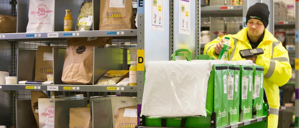 Start von Lebensmittel-Lieferdienst Amazon Fresh in Berlin: Mitarbeiter packt Kühltaschen in Amazons Warenlager in Tegel