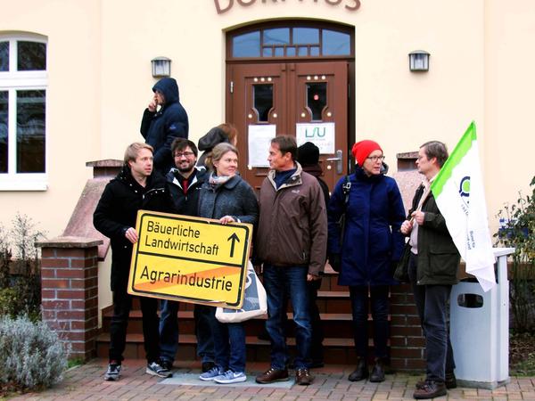 Die Bürgerinitiative „Contra Industrieei Uckerseen“ demonstriert gegen Agrarindustrie in der Uckermark. Im Prenzlauer Stadtteil Seelübbe fand die Erörterung zur Umweltverträglichkeitsprüfung einer Legehennenanlage statt.