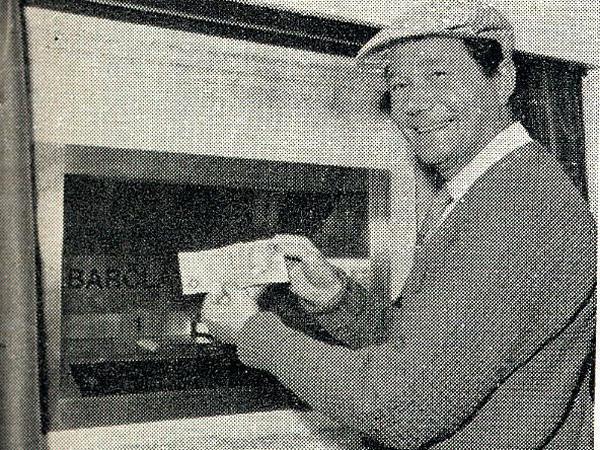 Der Schauspieler Reg Varney benutzt am 27. Juli 1967 den ersten Geldautomaten in Enfield im Norden von London. 