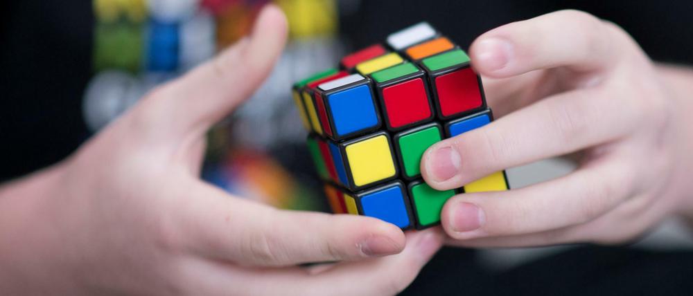  Ein Jugendlicher löst einen "Rubik`s Cube". 
