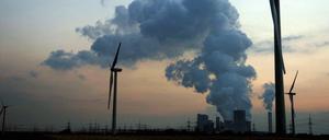 Über dem Kohlekraftwerk Niederaussem steht eine Dampfwolke. Von 2021 soll es für Kraftwerke teurer werden, Kohlendioxid in die Atmosphäre zu blasen. 