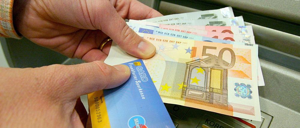 Nach Ansicht der Experten sollten Verbraucher über einen Kontowechsel nachdenken, wenn die Bank im Jahr mehr als 60 Euro Gebühren kassiert. 