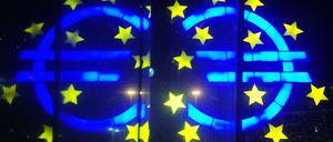 Die Euro-Skulptur spiegelt sich in Frankfurt am Main vor der Europäischen Zentralbank (EZB) in einer Scheibe. 
