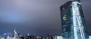 Ein Euro-Zeichen leuchtet auf der Fassade der Europäischen Zentralbank (EZB).