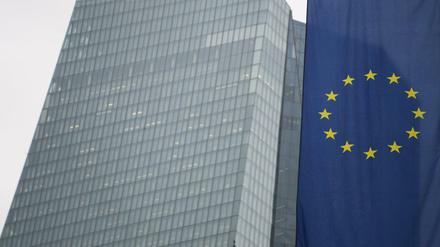 Eine Europafahne weht vor der Zentrale der Europäischen Zentralbank (EZB) in Frankfurt am Main, wo sich die europäischen Währungshüter zu ihrer turnusmäßigen Sitzung versammelt haben. 