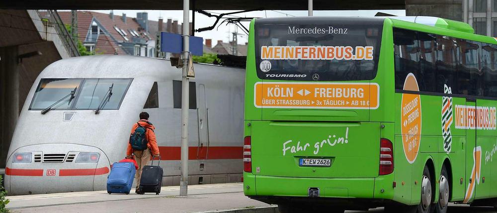 Auge in Auge mit der Konkurrenz. Die Deutsche Bahn blickt auf die Fernbus-Konkurrenz weitgehend ratlos - und hofft, dass der scharfe Wettbewerb bald weitere Anbieter zum Aufgeben zwingt. 