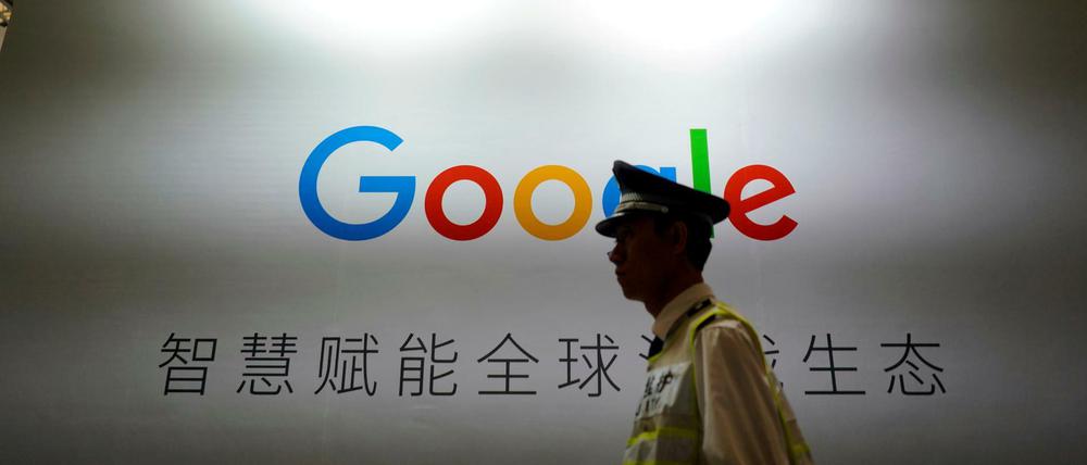 Ein Google-Schild auf einer Messe in China. 