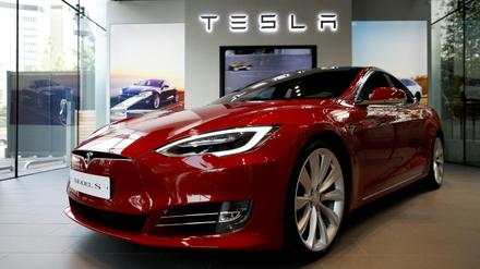 Tatsächlich teurer. Das Model S gab Tesla mit einem Basispreis von 60.000 Euro an - doch das Modell war so nie im Handel.