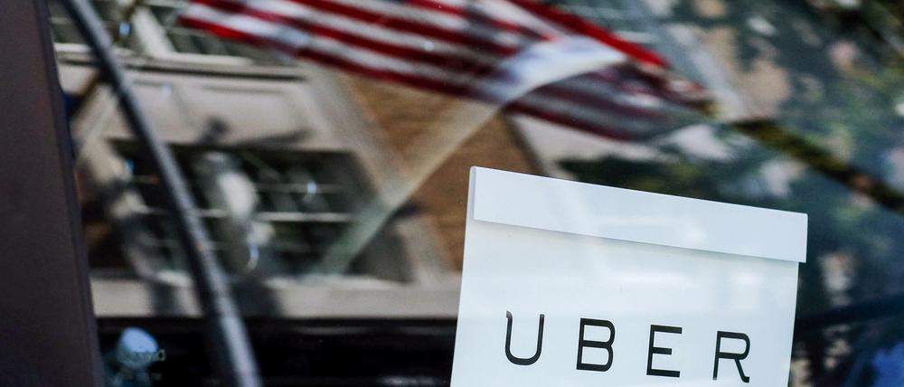 Ein Uber-Logo an einem Wagen in New York 