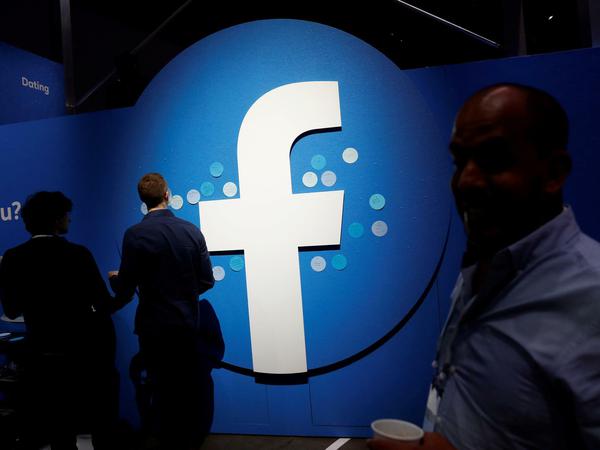 Wegen fehlender Transparenz beim Umgang mit Hasskommentaren soll Facebook ein Bußgeld von zwei Millionen Euro zahlen.