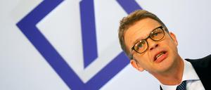 Christian Sewing, der vor einem Jahr Vorstandschef der Deutschen Bank geworden ist, bekommt sieben Millionen Euro.