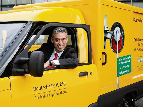 Deutsche-Post-Chef Appel präsentiert den StreetScooter E-car, einen Elektrolieferwagen, mit dem die Post in immer mehr Städten Pakete ausliefert (Archivbildaus dem Mai 2013).