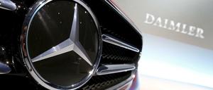 Der Mercedes-Stern vor dem Daimler-Schriftzug.