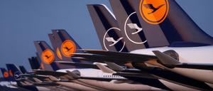 Flugzeuge der Lufthansa parken Mitte März auf auf einer gesperrten Landebahn auf dem Frankfurter Flughafen.