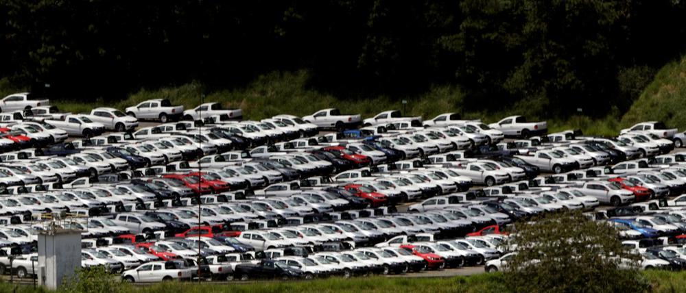 Autos auf Halde: Wegen des neuen Abgasprüfverfahrens können derzeit viele Fahrzeuge nicht verkauft werden. 