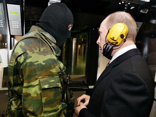 Russlands Präsident Wladimir Putin mit einem GRU-Offizier. Gehörte auch Marsalek zu diesem Geheimdienst?
