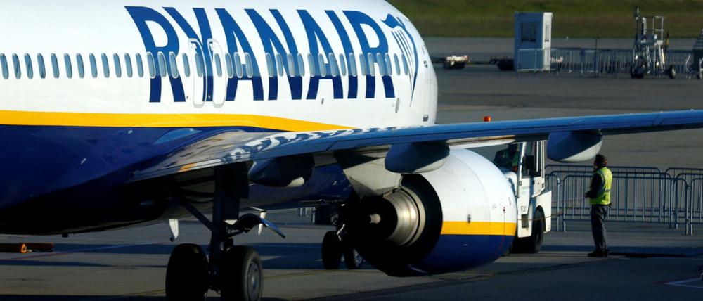 Eine Ryanair-Maschine steht am Flughafen Frankfurt-Hahn