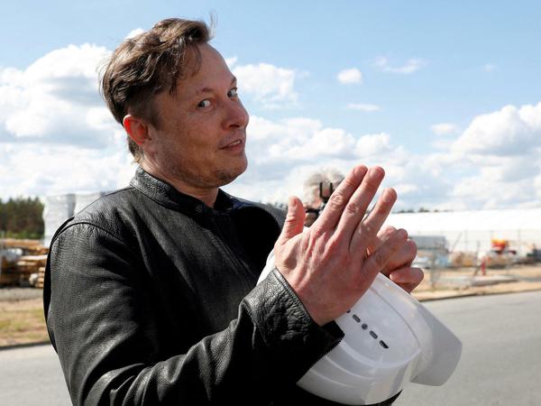 Tesla-Chef Elon Musk bei einem Besuch seiner Fabrik in Grünheide.