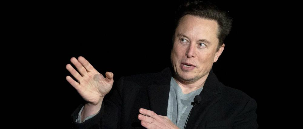 Elon Musk spricht während einer Konferenz auf einer Bühne. 