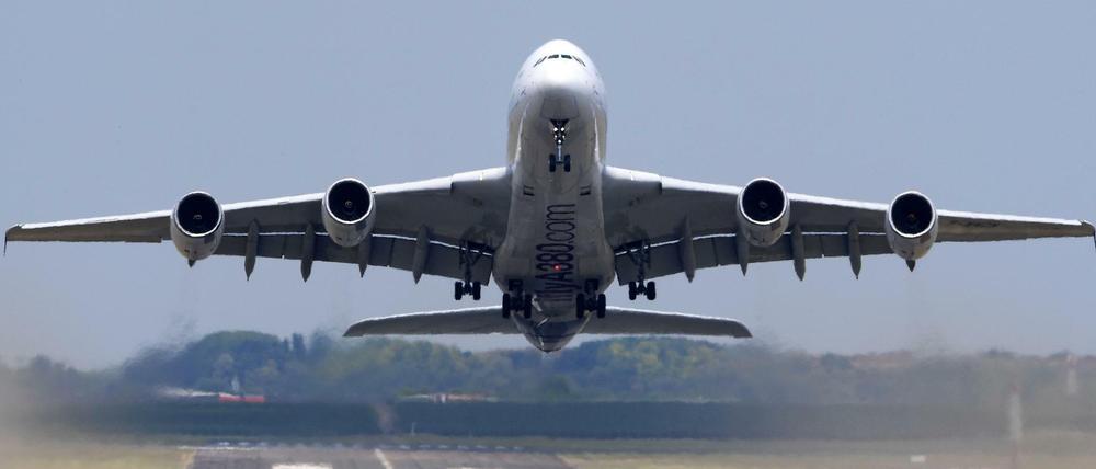 Ein Airbus A380 hebt ab - das Riesenflugzeug ereilte vor wenigen Monaten das Aus. 