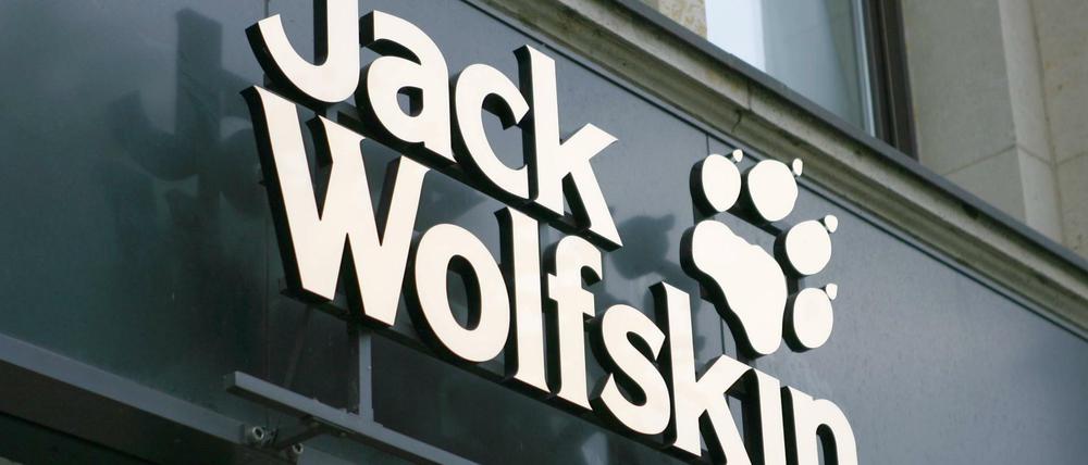 Firmenlogo einer Filiale von Jack Wolfskin in der Innenstadt von Hamburg. 